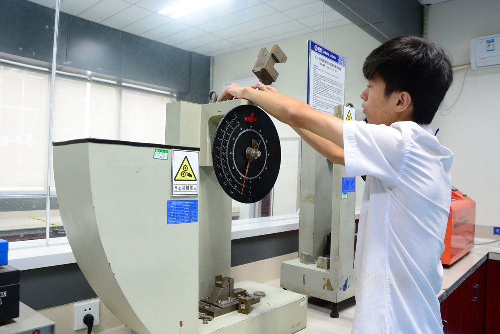 康泰技術人員在做實驗